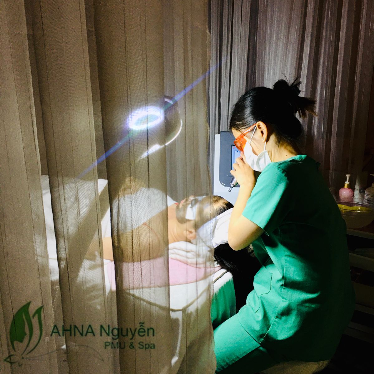 Khách hàng bắn Laser Carbon tại spa